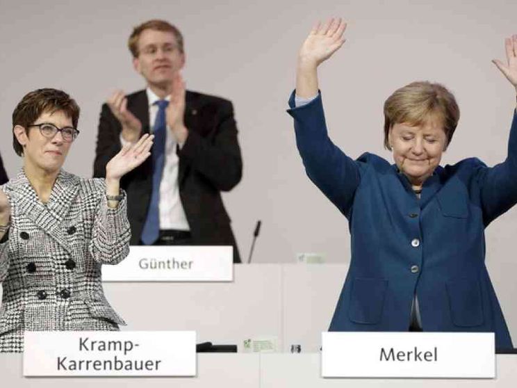Cdu, la «delfina» di Merkel la spunta per la presidenza