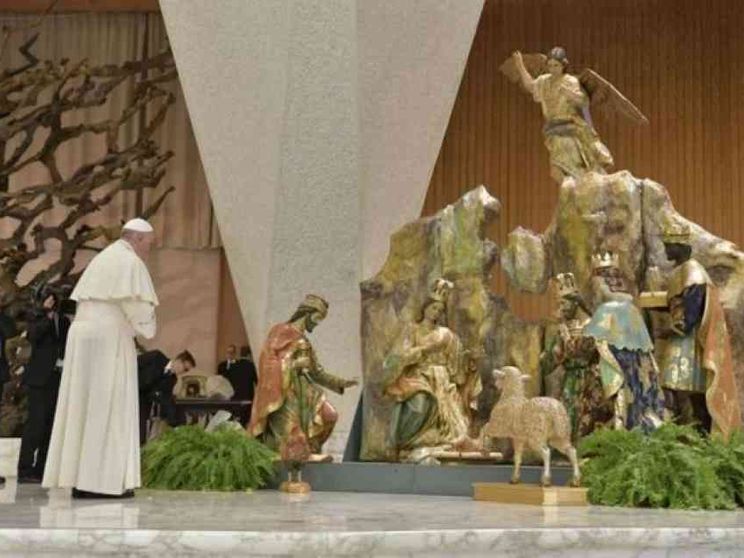 Papa: Natale non è riempirsi di regali, ma accogliere le sorprese di Gesù
