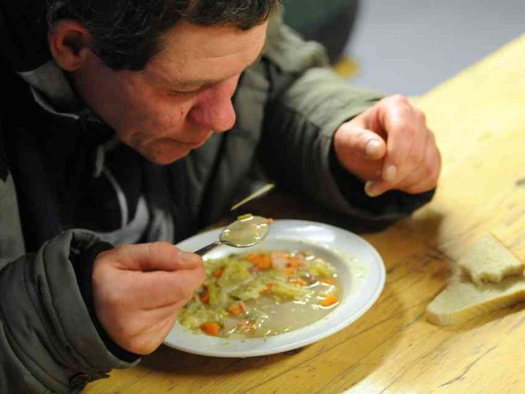 Avviciniamo un povero, con lui c'è il Festeggiato