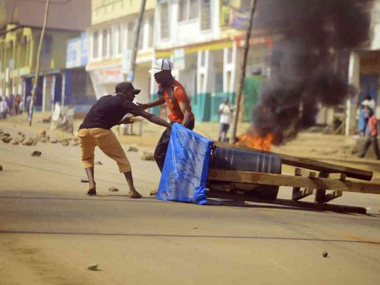Vigilia elettorale tra tensione e rinvii