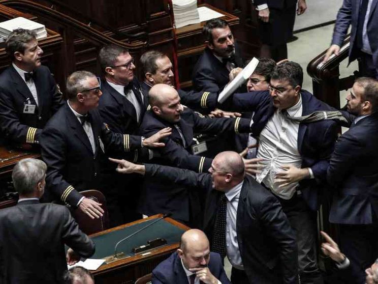 Manovra, rissa alla Camera. Oggi la fiducia