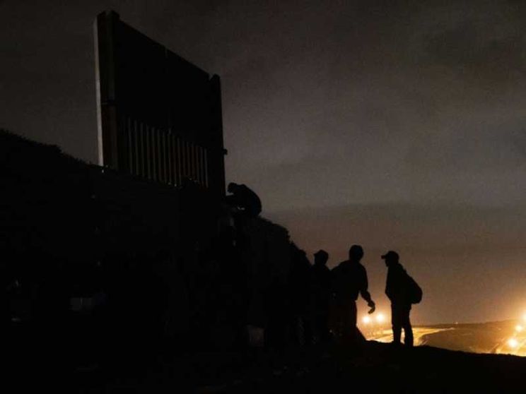 Migranti della Carovana respinti con il gas al confine Usa