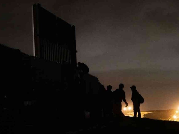 Migranti della Carovana respinti con il gas al confine Usa