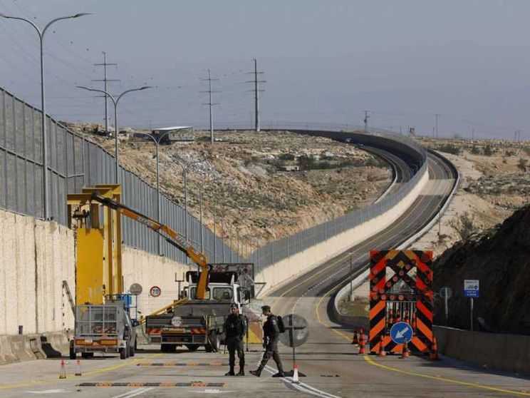 Polemiche per la nuova «strada dell'apartheid»