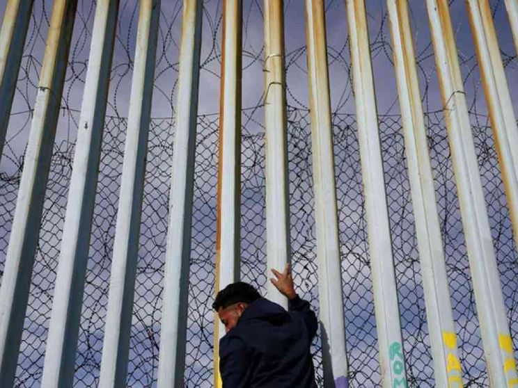 Record di mamme e bimbi «prigionieri», tensione al confine