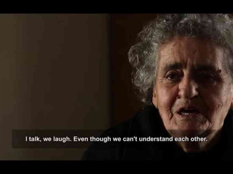 La nonna greca che «adotta» i profughi