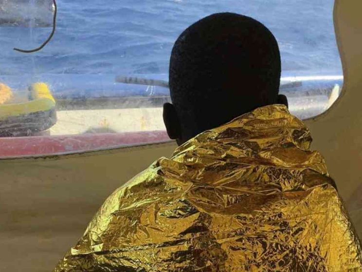 Papa prega per le vittime. Cento riportati in Libia, 47 in mare senza porto