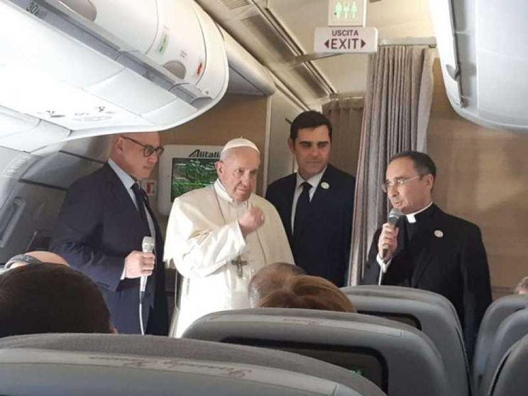 Il Papa: i muri per fermare migranti? «La paura ci rende pazzi»