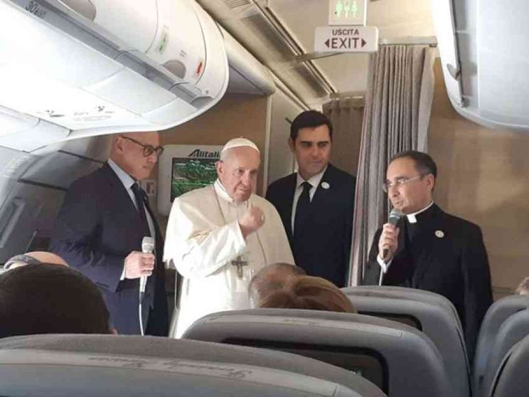 Il Papa: i muri per fermare migranti? «La paura ci rende pazzi»