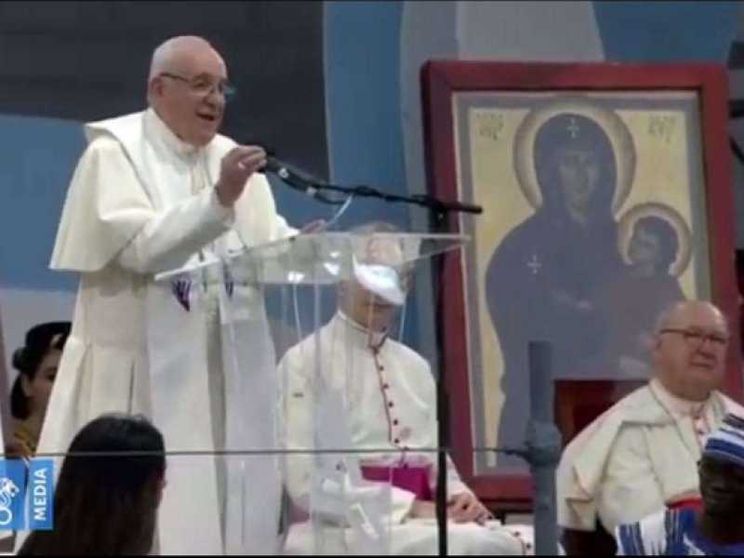 Papa Francesco ai giovani: «Siete maestri della cultura dell'incontro»