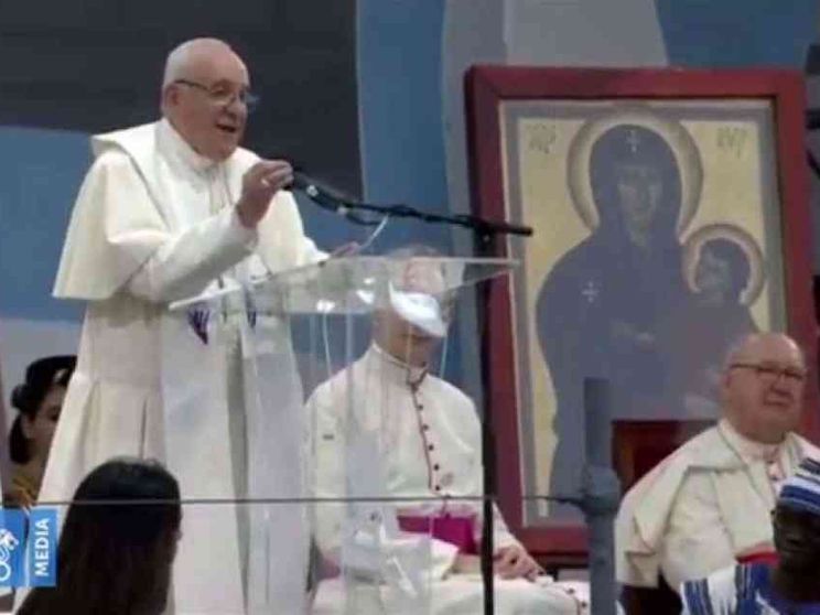 Papa Francesco ai giovani: «Siete maestri della cultura dell'incontro»