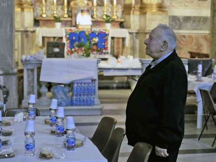 Un biglietto di minacce al prete che aiuta i poveri