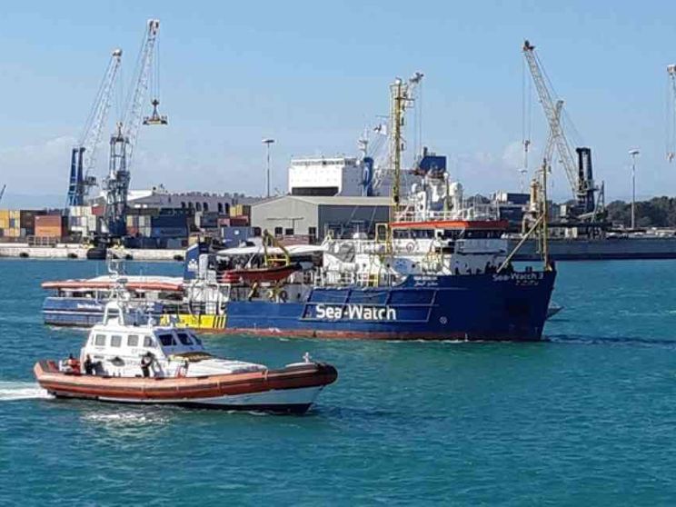 Sbarcati i 47, ma la Sea Watch non può lasciare il porto