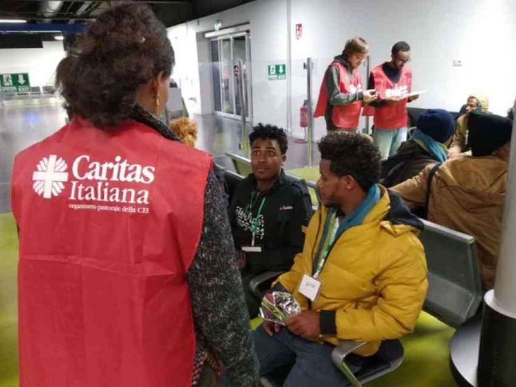 Arrivati altri 85 profughi a Fiumicino. Li accoglieranno 17 diocesi