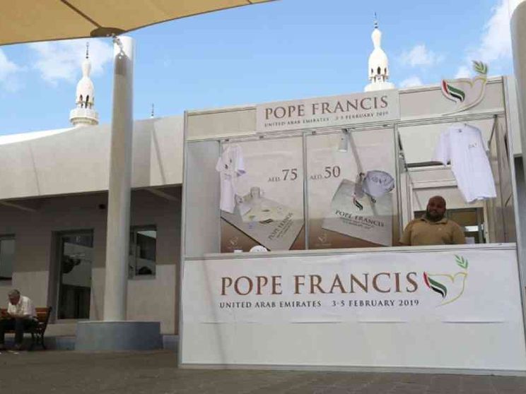 Viaggio negli Emirati Arabi, dove per la prima volta mette piede un Papa