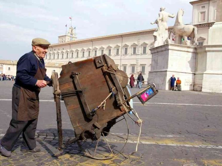 Spariscono botteghe e mestieri artigiani