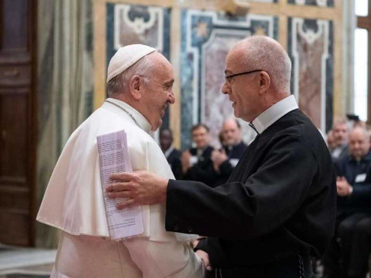 Francesco: la teologia morale non esiti a "sporcarsi le mani"