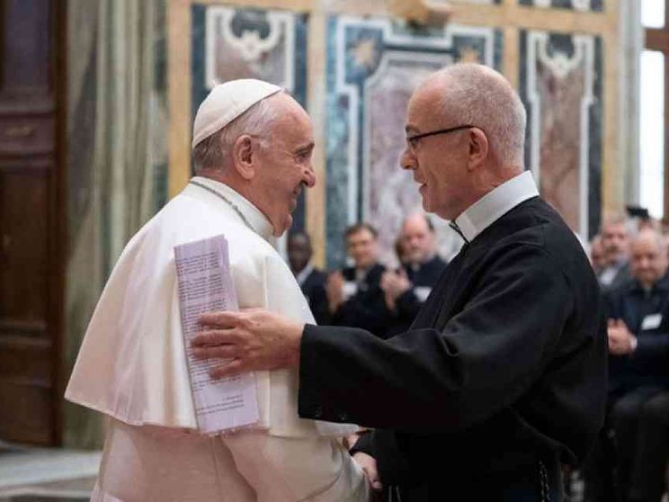 Francesco: la teologia morale non esiti a "sporcarsi le mani"