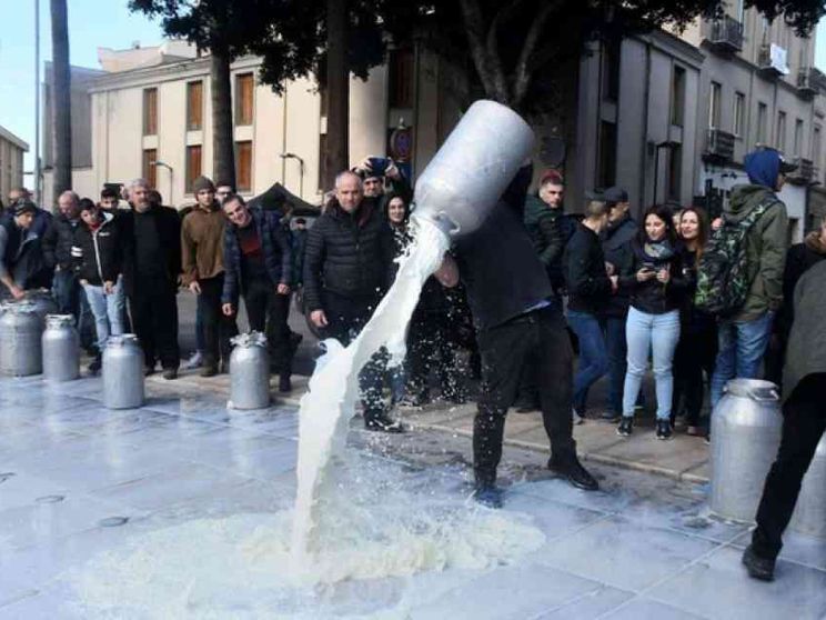 Sardegna, il governo piange sul latte versato