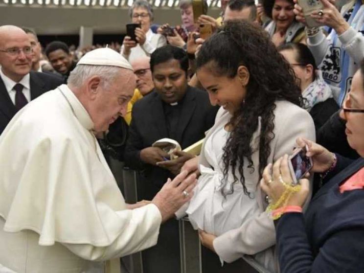 Papa Francesco: chi non vede le lacrime dei poveri ha il cuore di pietra