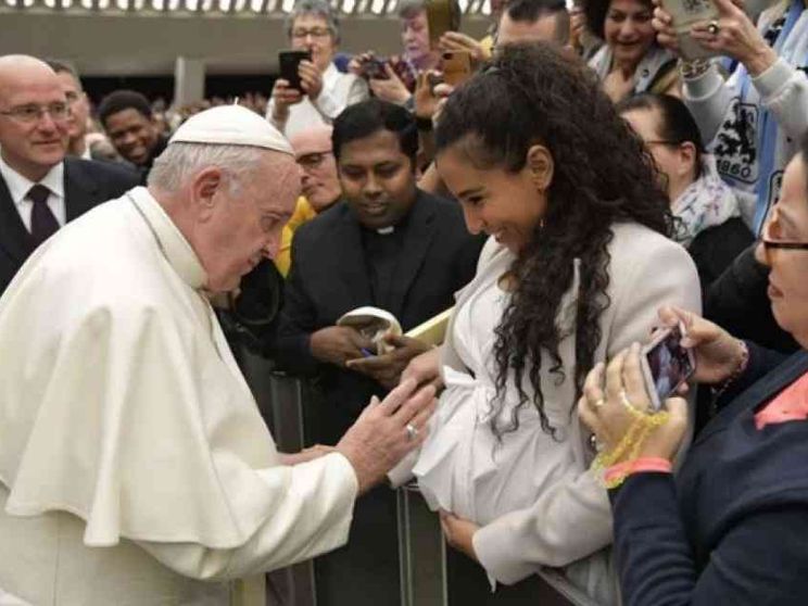 Papa Francesco: chi non vede le lacrime dei poveri ha il cuore di pietra