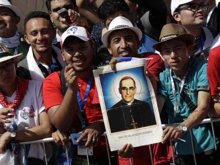 Il Papa coi gesuiti: il Vangelo è politico ma i religiosi non si schierino