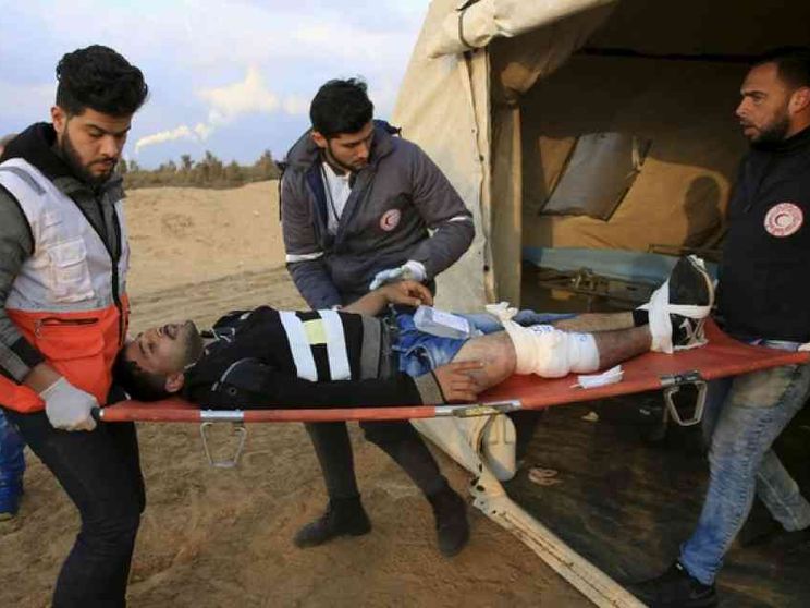 Gaza, un altro venerdì di rabbia: ucciso un adolescente