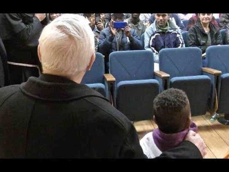 Il cardinale Bassetti ai migranti: voglio restare con voi