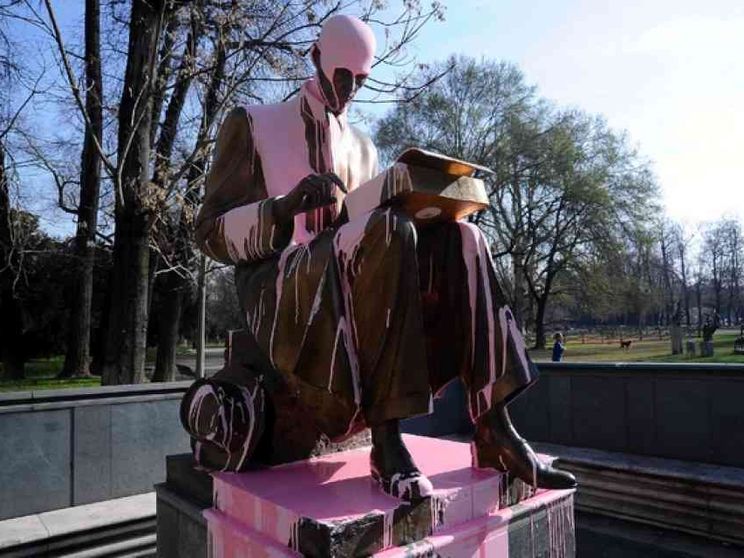 Montanelli "predatore", "via quella statua". Chi ha ragione?