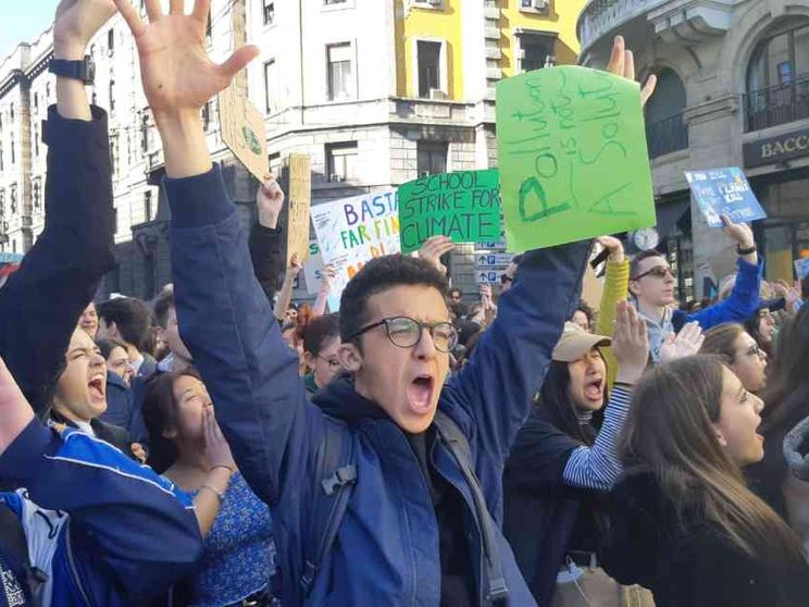 Con gli adolescenti in piazza: qui c'è un altro Pianeta