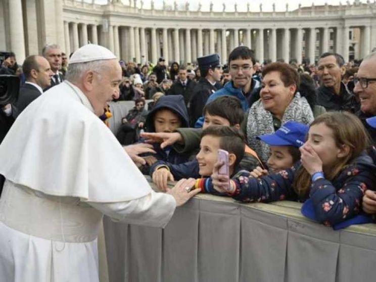 Papa: il cibo non è proprietà privata ma è provvidenza da condividere