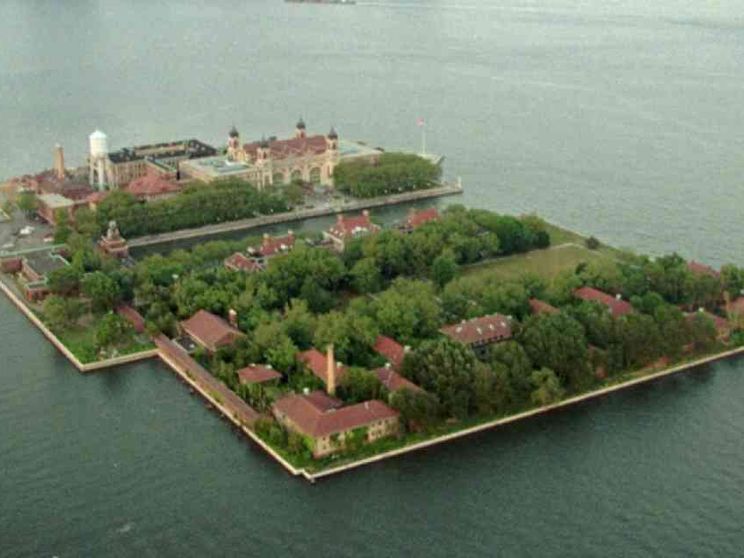 Ellis Island, la porta del «nuovo mondo»... quando i migranti eravamo noi