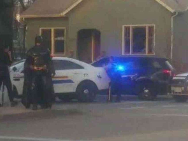 Soccorre i poliziotti vestito da Batman, ma lo allontanano