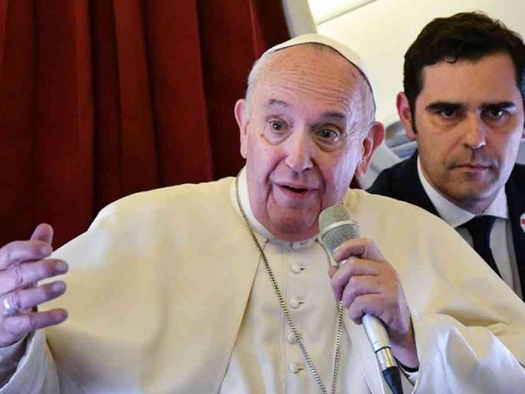 Il Papa in volo: «Chi alza muri ne resta prigioniero»