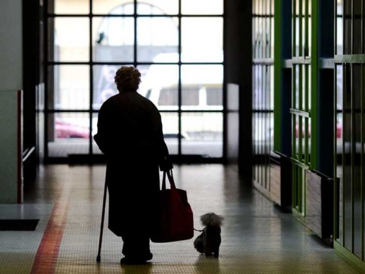 Curare l'ambiente degli anziani per farli sentire meno soli