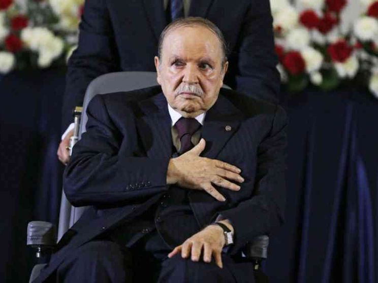 Algeria, Bouteflika cede alle proteste (e ai militari) e si dimette