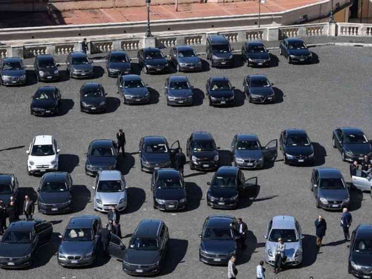 Il maxi bando per le auto blu. Di Maio tenta la retromarcia