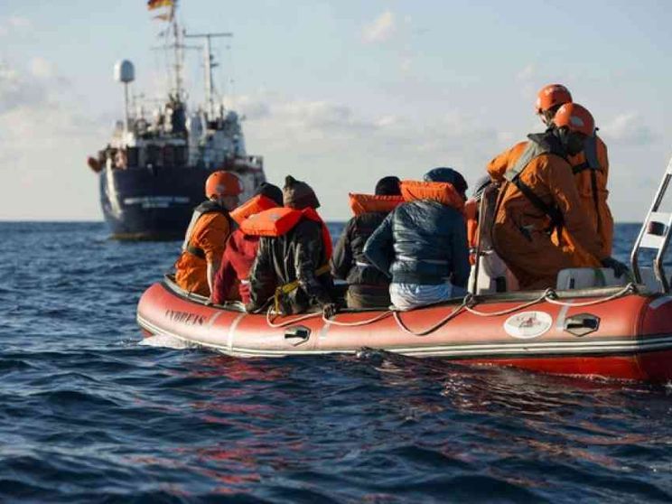 La nave Kurdi salva 64 naufraghi e chiede un porto. Salvini: vada ad Amburgo