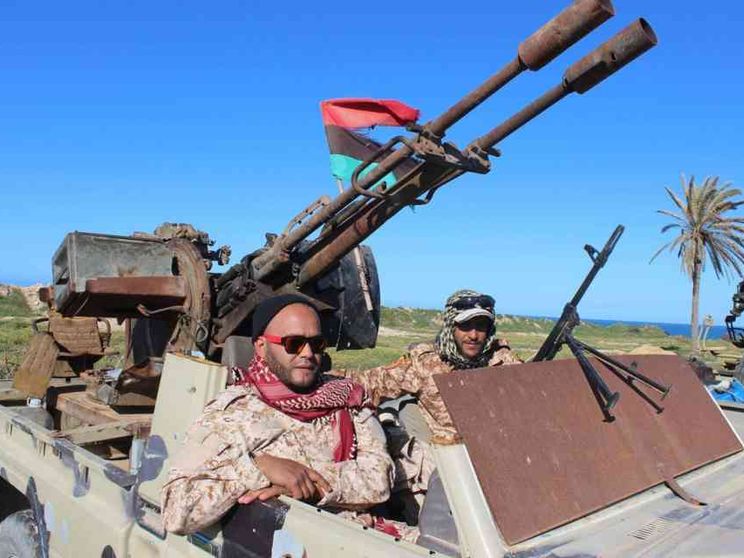 Aeroporto bombardato, migliaia di civili in fuga. «Telefonata Haftar-Conte»