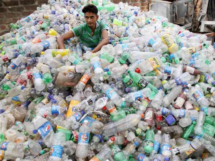 La sfida di sindaci e cittadini contro le montagne di plastica