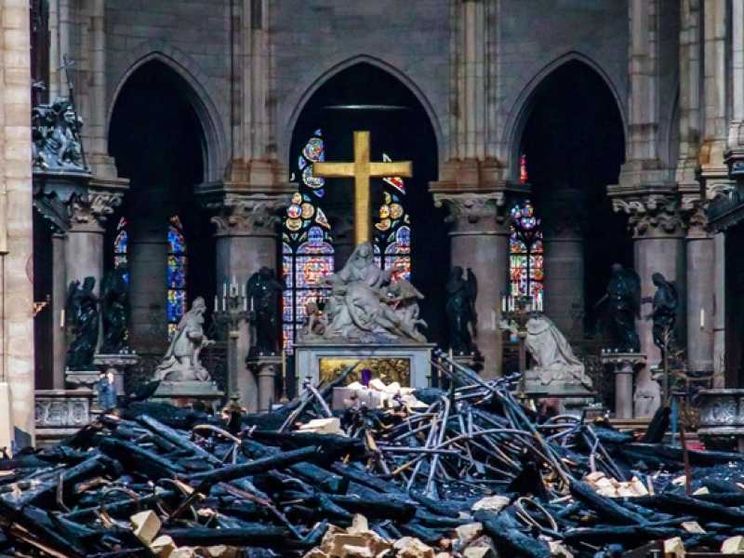 Il Papa: «Notre-Dame torni a essere segno di fede». Salvi croce e altare