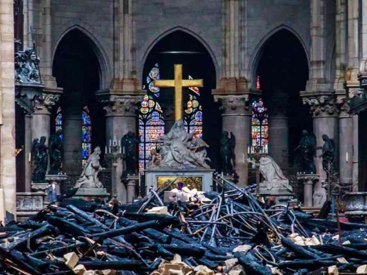 Il Papa: «Notre-Dame torni a essere segno di fede». Salvi croce e altare