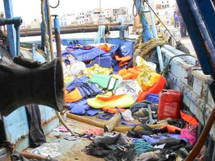 La carezza di papa Francesco alle famiglie siriane spezzate dal mare