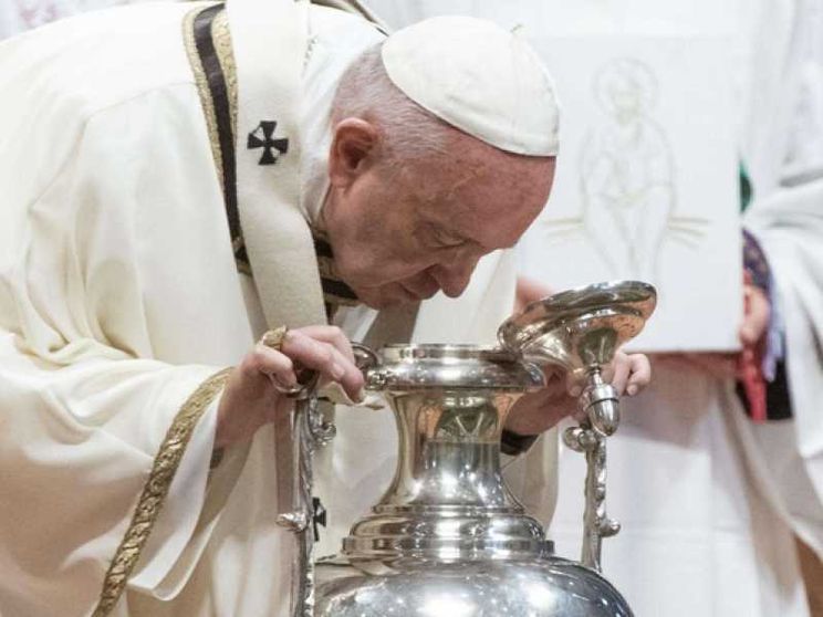 Il Papa ai preti: sporcatevi le mani con la gente, no al clericalismo
