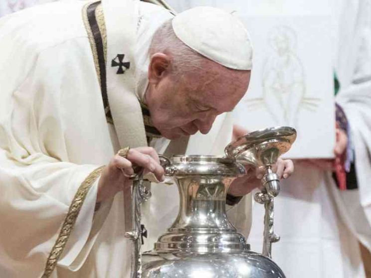 Il Papa ai preti: sporcatevi le mani con la gente, no al clericalismo