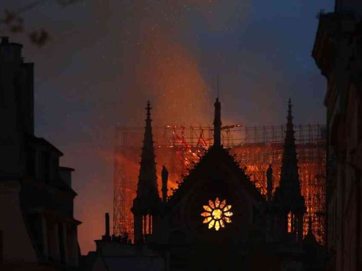 Notre-Dame, quel fuoco ridà anche «luogo» al sacro