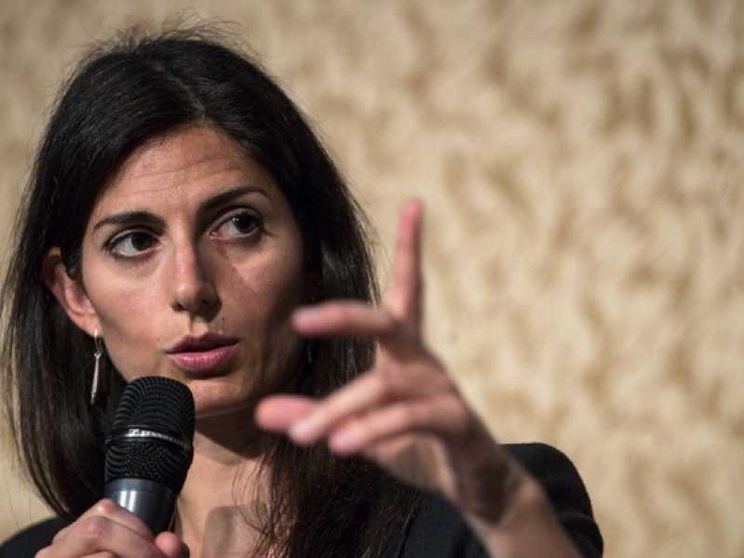 Raggi: Roma non può essere un campo di battaglia. Salvini stia con me