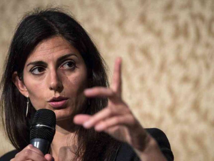 Raggi: Roma non può essere un campo di battaglia. Salvini stia con me