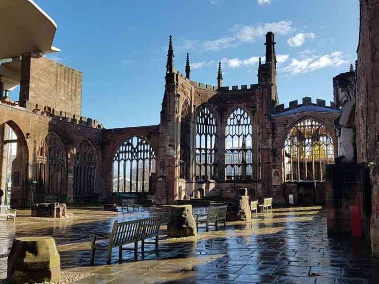 Costruire o ricostruire? Coventry, la cattedrale attraversata dal mondo