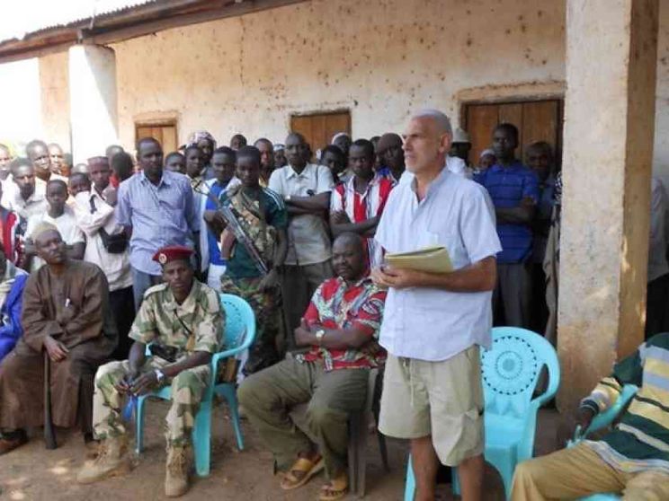 In manette il missionario che documenta lo sfruttamento. Ma è rivolta